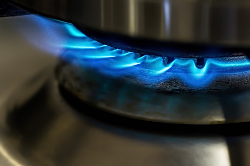 Gas hob with blue flame
